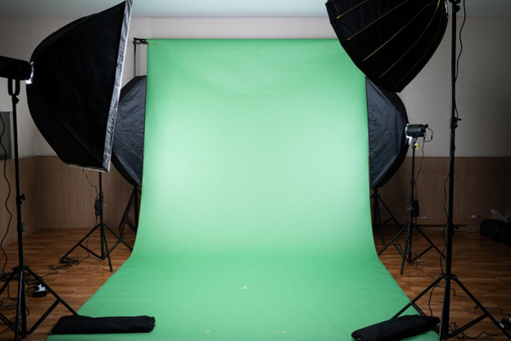 Custom Backdrop vs. Green Screen for Your Photo Booth Event: Which One Should You Choose?