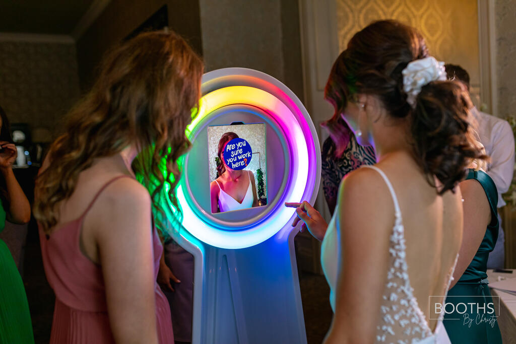 Discover the quality and reliability of our photo booth services.