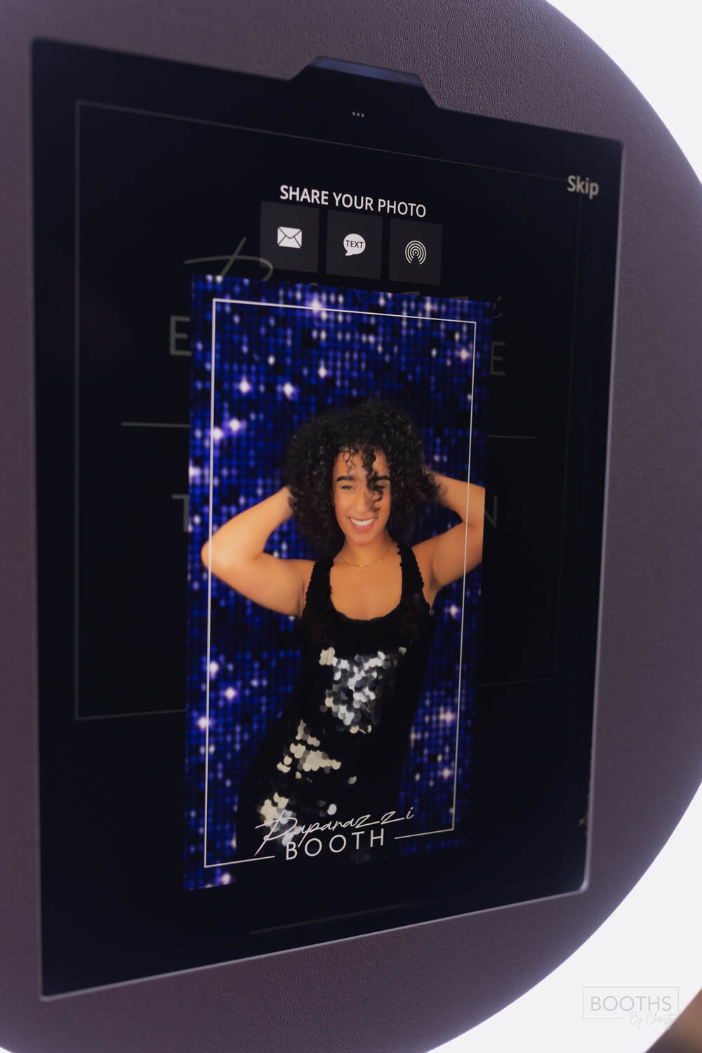  Learn about the instant printing and social sharing features of our Paparazzi Booths.